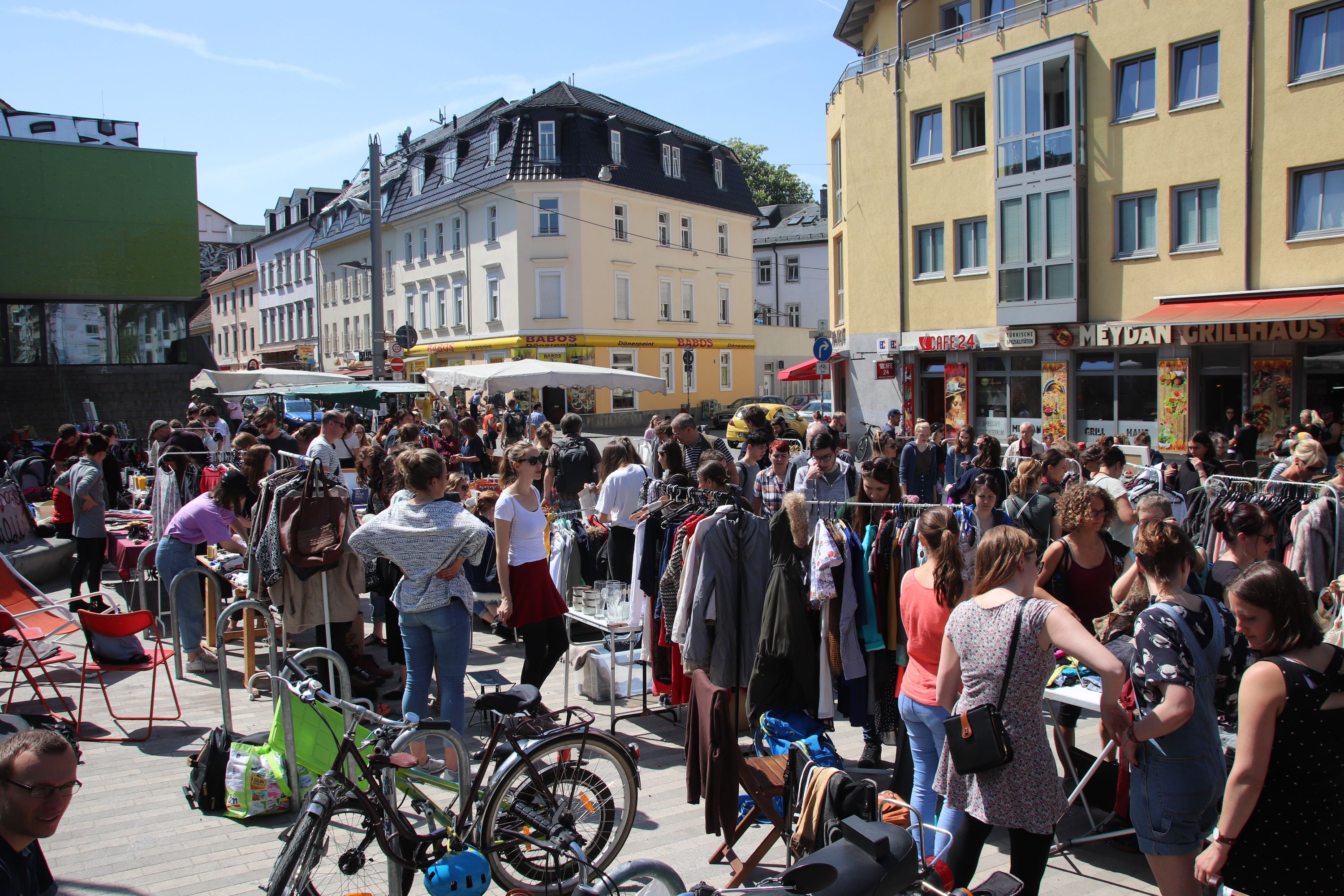 Trödelei an der Scheune