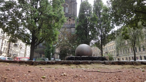 Brunnen vor der Martin-Luther-Kirche, der Schotterplatz soll verändert werden, die Hochbeete müssen jedoch bleiben. Brunnen vor der Martin-Luther-Kirche, der Schotterplatz soll verändert werden, die Hochbeete müssen jedoch bleiben.