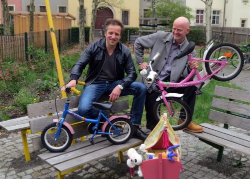 Vorstand und Projektleiter der Werbegemeinschaft Neustadt zeigen, was die Trödelfans in der Nordbadpassage so erwartet. Vorstand und Projektleiter der Werbegemeinschaft Neustadt zeigen, was die Trödelfans in der Nordbadpassage so erwartet.