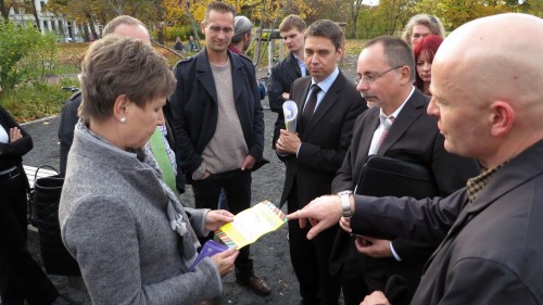 Ortsamtsleiter André Barth überreichte der Oberbürgermeisterin eine Schokolade der "Nimm-mich-mit-Aktion"