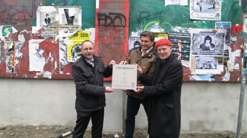 Ortsamtsleiter, Schulleiter und Projekttleiter präsentieren die Fliese Ortsamtsleiter, Schulleiter und Projekttleiter präsentieren die Fliese