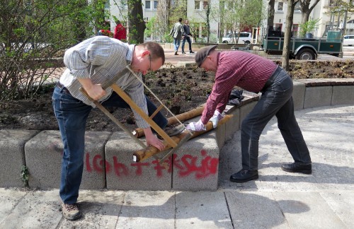 Pfarrer und Projektleiter in sägender Aktion