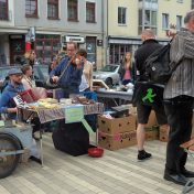 Trödeln auf dem Scheune-Vorplatz